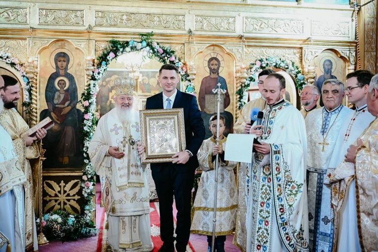 Sărbătoare la Mănăstireni: Biserica parohială a fost resfințită la 100 de ani de la punerea pietrei de temelie, în prezența IPS Andreicuș și a președintelui Senatului, Mircea Abrudean