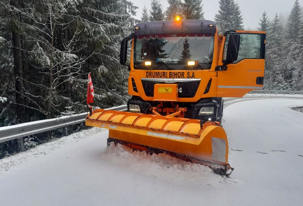 A venit iarna în zona montană din Bihor: Utilajele de deszăpezire intervin pe drumurile spre Padiș și Stâna de Vale