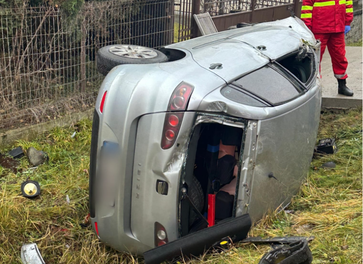 Accident rutier pe DN1 E60, în zona Poieni: autoturism răsturnat, o persoană evaluată de paramedici