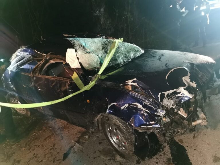 Tragedie la Ocoliș: Un tânăr de 20 de ani și-a pierdut viața după ce s-a răsturnat cu autoturismul în albia văii