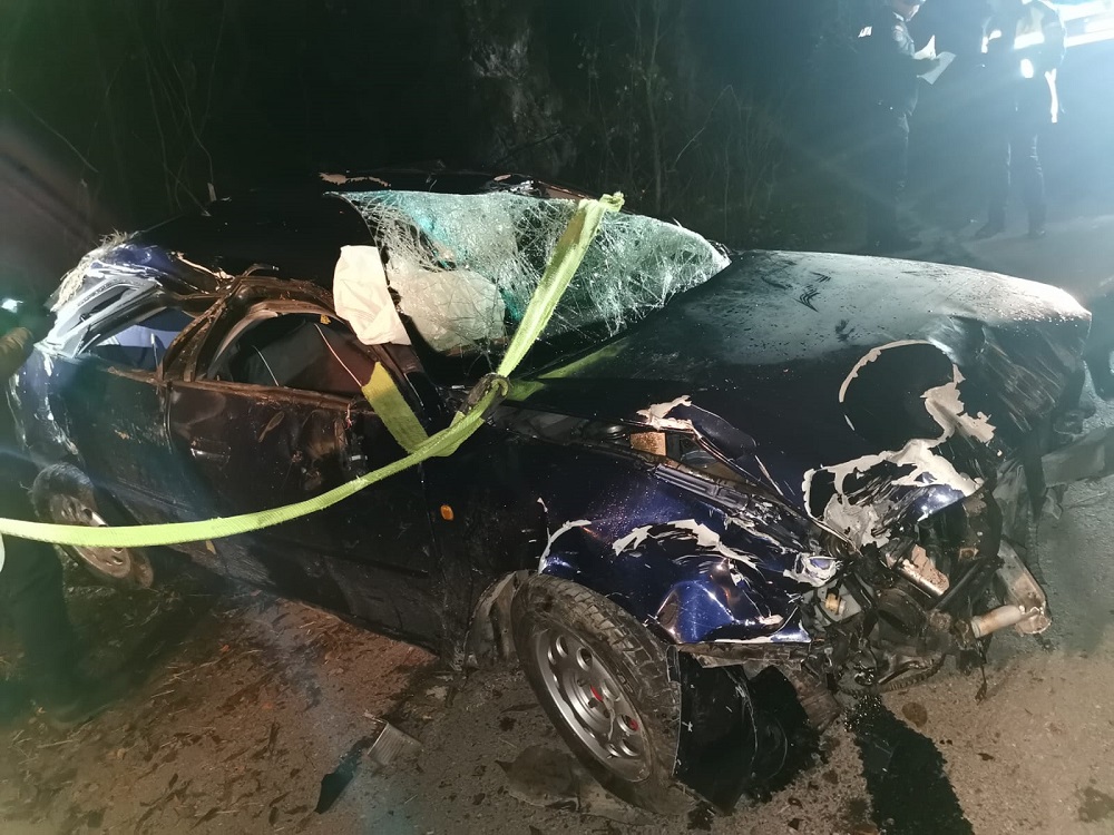Tragedie la Ocoliș: Un tânăr de 20 de ani și-a pierdut viața după ce s-a răsturnat cu autoturismul în albia văii
