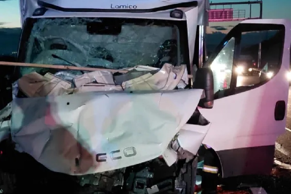 Accident grav pe autostrada Autostrada Transilvania A3: Două autoutilitare s-au distrus, doi bărbaţi transportaţi de urgenţă la spital!