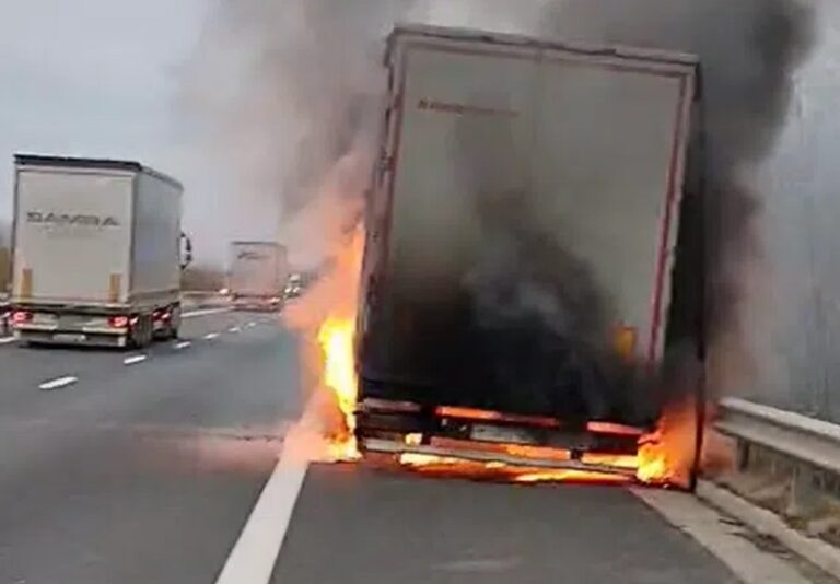 Incendiu pe autostrada A1: Remorca unei mașini a luat foc între Orăștie și Deva!