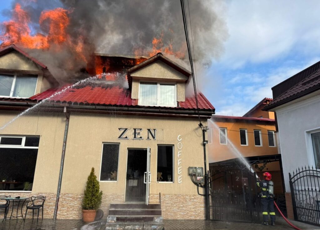 Incendiu la Câmpeni: Un bar din oraș a fost cuprins de flăcări