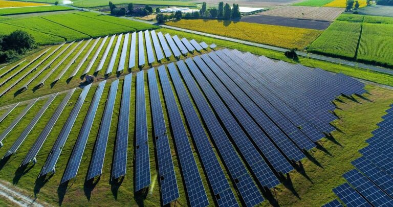 Ineu face pasul spre independență energetică: Primarul Călin Abrudan a semnat contractul pentru înființarea parcului fotovoltaic al Ineului
