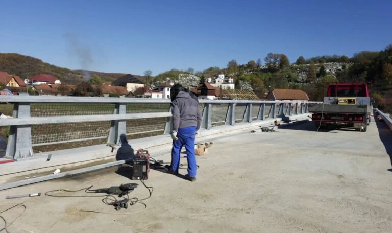 Florin Cazacu: „Se montează balustradele la noul pod de peste Luncoi și Crișul Alb” În ce stadiu este proiectul? Cine va plăti restul lucrărilor?