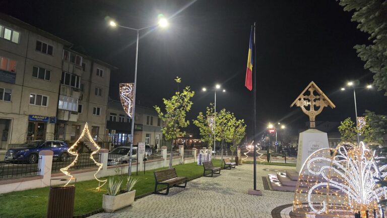 Primăria Teiuș intră în atmosfera sărbătorilor de iarnă: Ornamente festive în oraș și în satele aparținătoare!