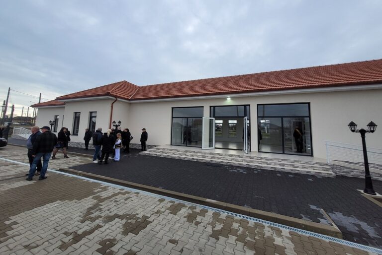 Nouă capelă sfințită în Sâmbăteni. Investiție realizată de Primăria Păuliș cu sprijinul Consiliului Județean Arad