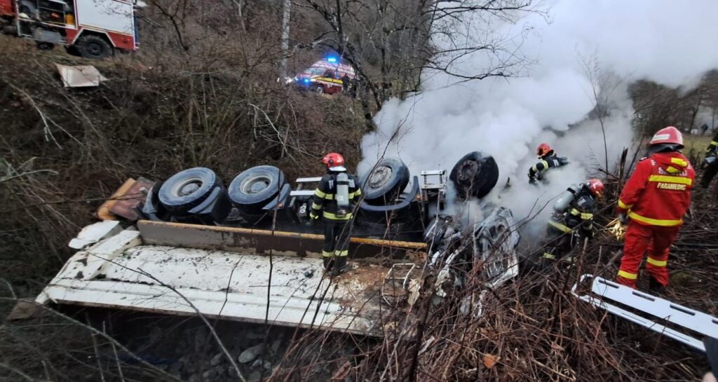 Accident grav pe DJ 127, la Abrud: un autocamion s-a răsturnat într-o vale și a luat foc. Șoferul a decedat!