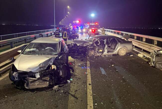 Victimă încarcerată și trei răniți într-un accident pe centura Aradului