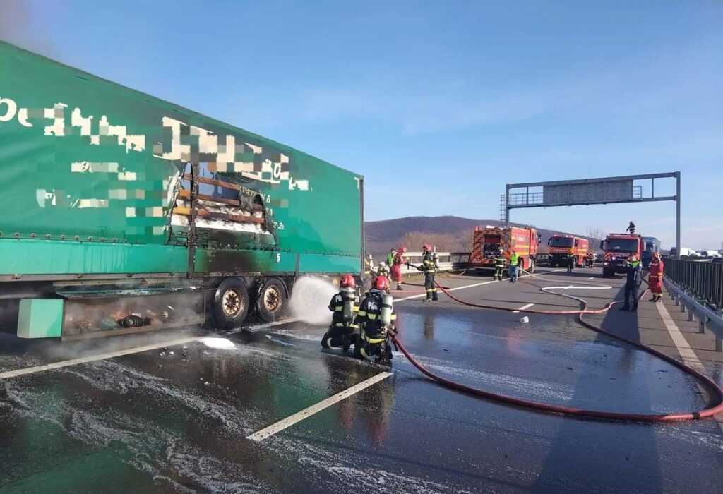Incendiu pe Autostrada A10: Remorca unui camion a luat foc în zona Aiud