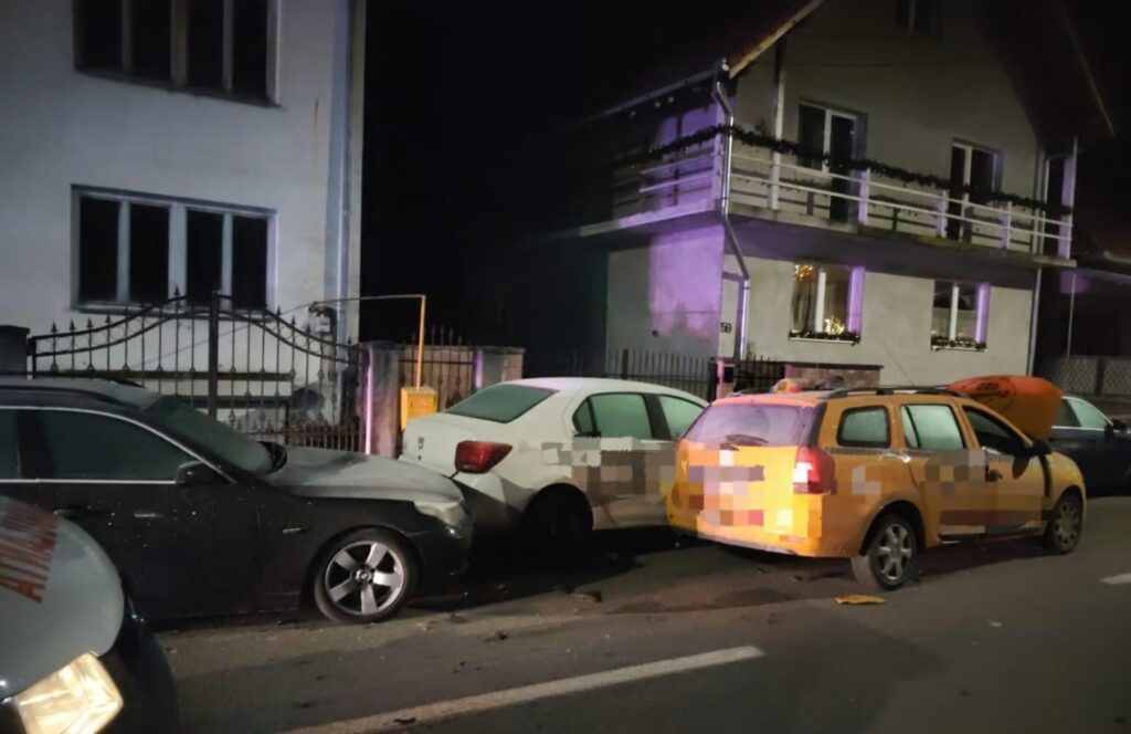 Accident rutier în municipiul Aiud: un autoturism a acroșat două mașini parcate pe strada Mărășești