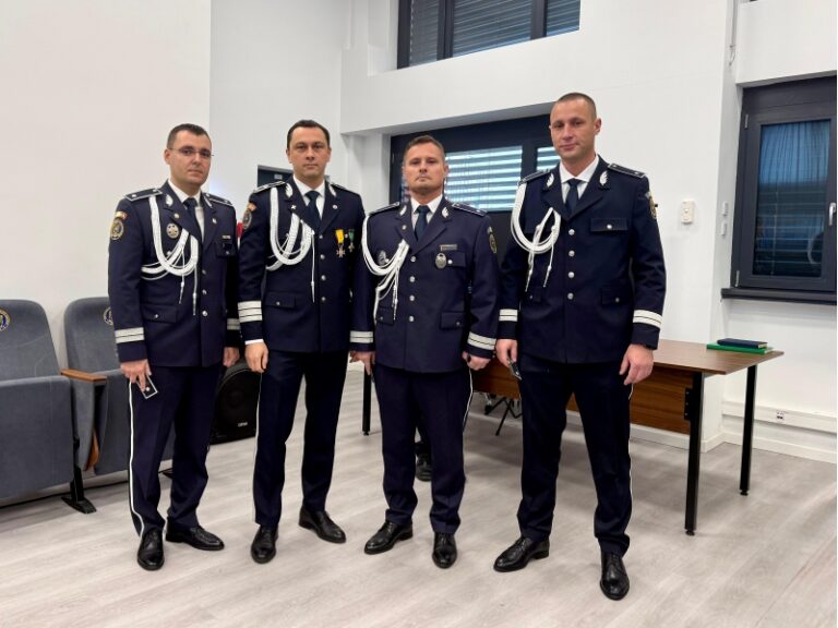 Avansări în grad la IPJ Arad, cu ocazia Zilei Naționale a României. Cine sunt polițiștii avansați?