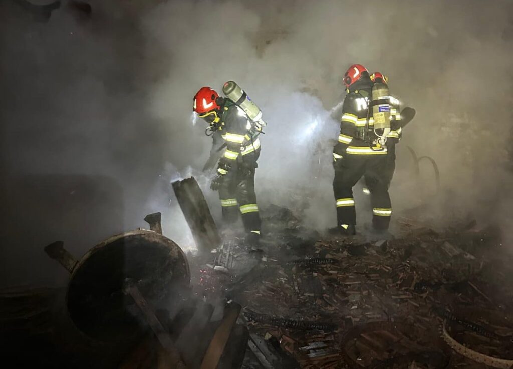 Incendiu în satul Geomal: O anexă gospodărească a fost mistuită de flăcări. Două persoane au suferit atacuri de panică
