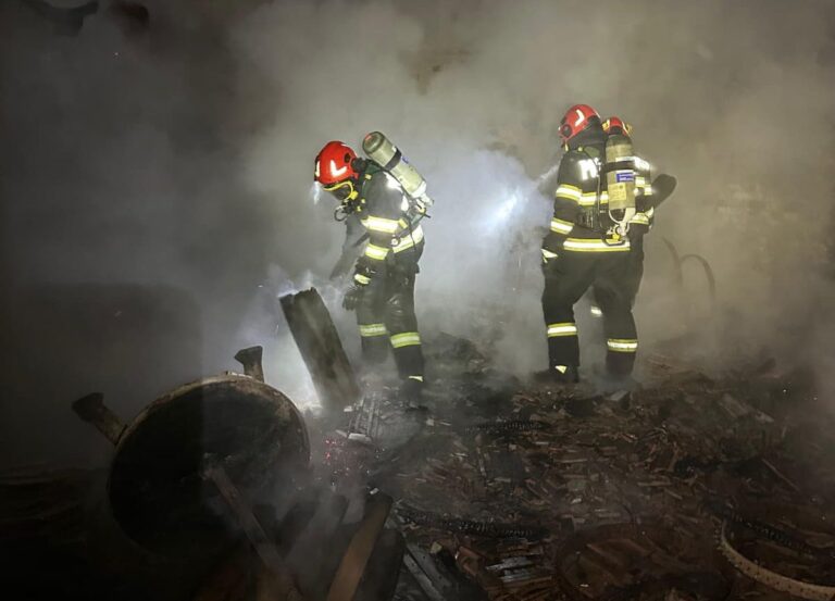 Incendiu în satul Geomal: O anexă gospodărească a fost mistuită de flăcări. Două persoane au suferit atacuri de panică