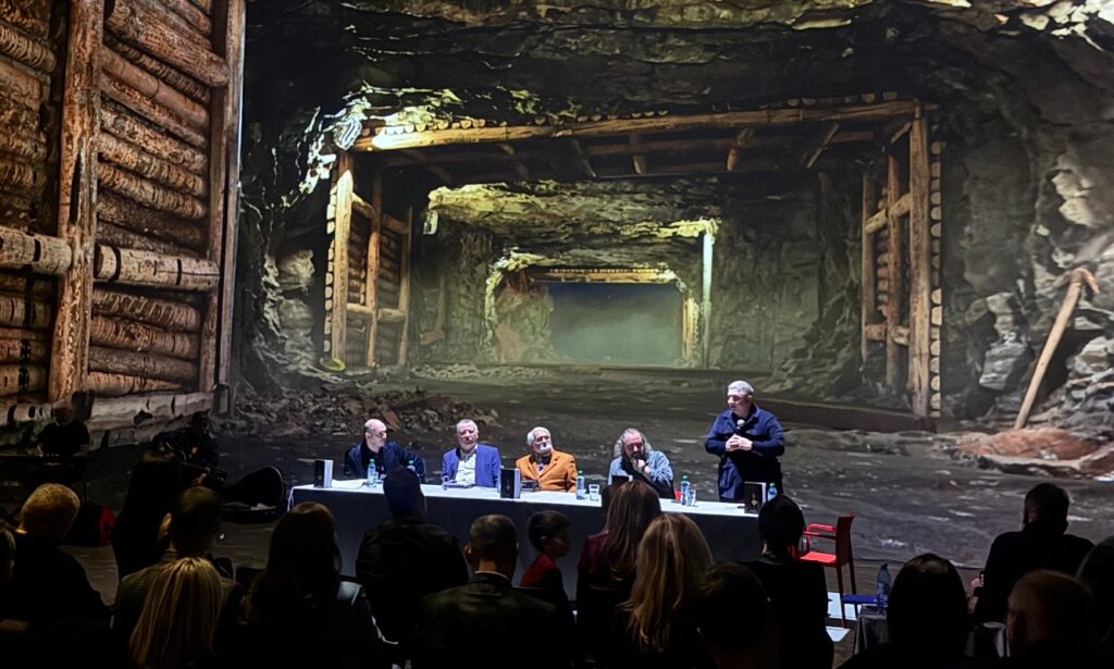 Alin Tișe și-a lansat primul roman, „Iubirea căutată prin păcate. IoVa” la Cluj-Napoca