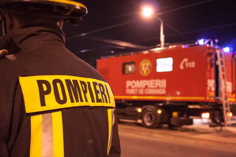 Explozie puternică într-un bloc din Aleșd: O femeie a fost rănită și proiectată în afara apartamentului!