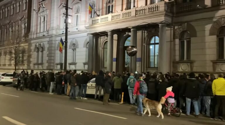 Proteste la București și Cluj-Napoca după ancheta Recorder: Sute de oameni cer demisia Lia Savonea!
