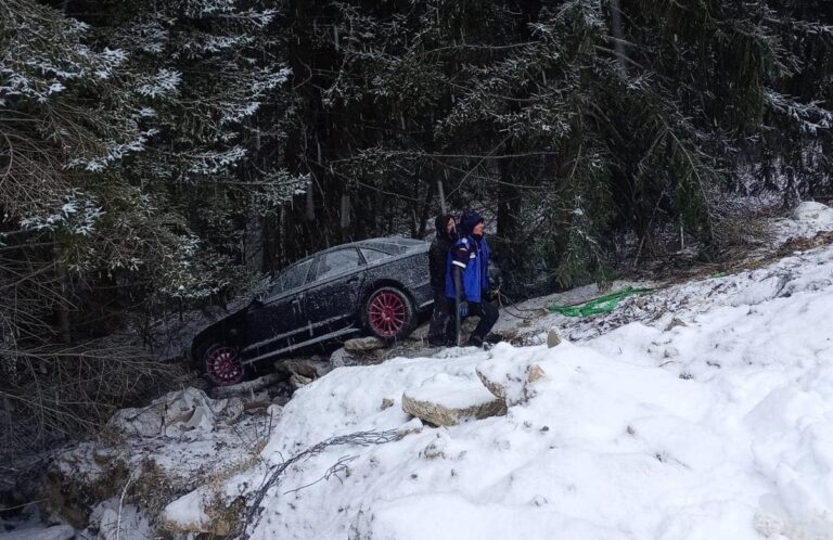 Patru tineri au fost ajutați de jandarmii montani după ce au alunecat cu mașina într-o râpă în zona stațiunii Râușor