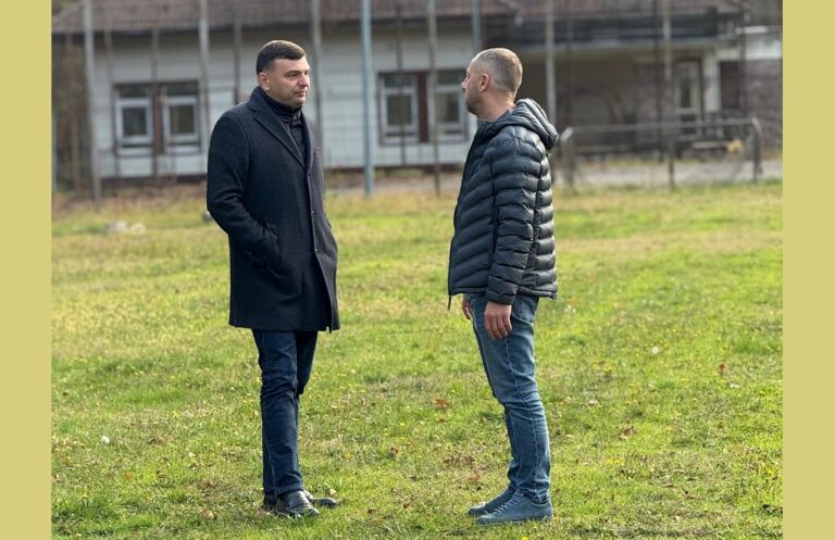 Consiliul Județean modernizează baza sportivă de la Moneasa! Bîlcea: „Am scos la licitație o primă etapă de lucrări prin care vom realiza un teren sintetic”