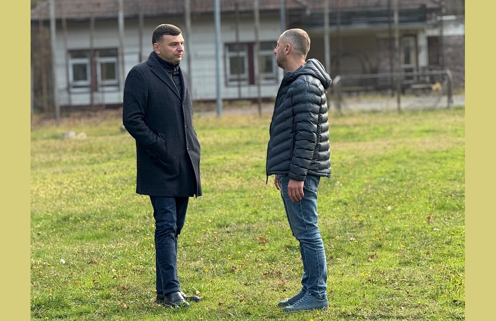 Consiliul Județean modernizează baza sportivă de la Moneasa! Bîlcea: „Am scos la licitație o primă etapă de lucrări prin care vom realiza un teren sintetic”