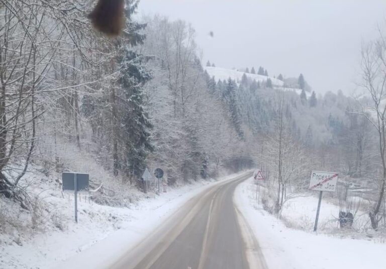 Circulația rutieră în județul Alba se desfășoară în condiții de iarnă, intervenții continue în teren