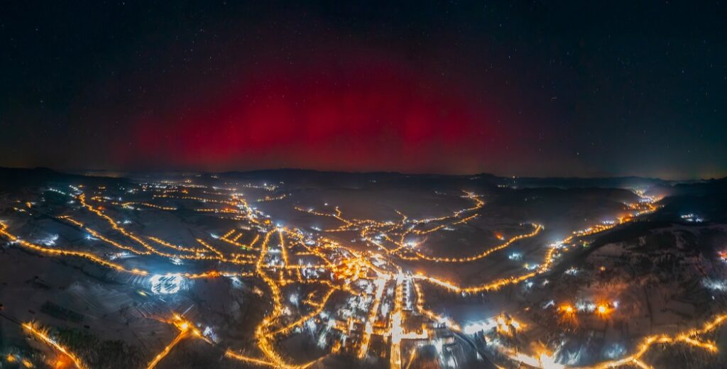 Aurora Boreală, surprinsă pe cerul din Apuseni: Spectacol rar de lumină fotografiat în zona Brad
