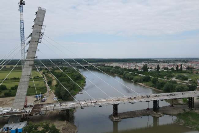 Primăria Arad, amendată după deschiderea podului hobanat înainte de recepția finală