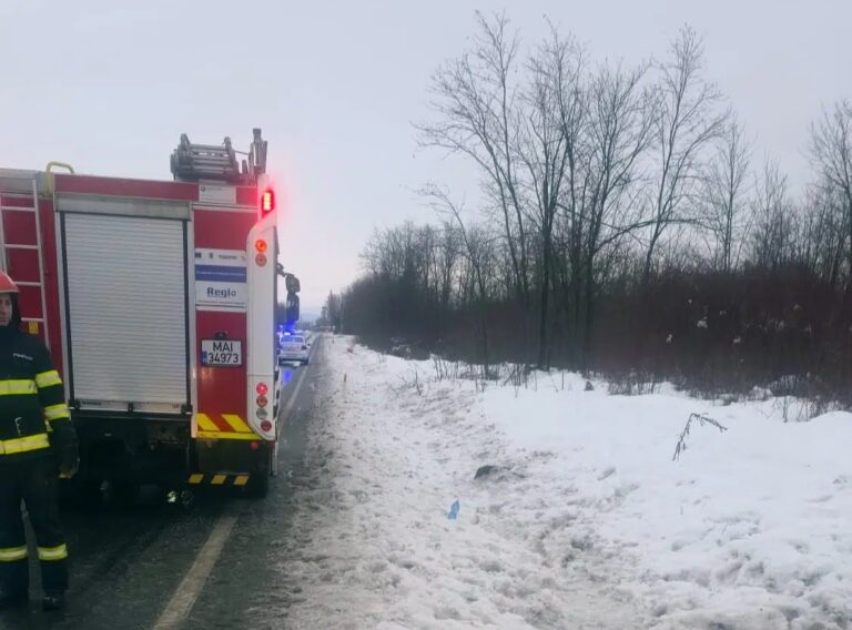 Microbuz răsturnat la Călan: opt persoane s-au autoevacuat, o femeie a primit îngrijiri medicale