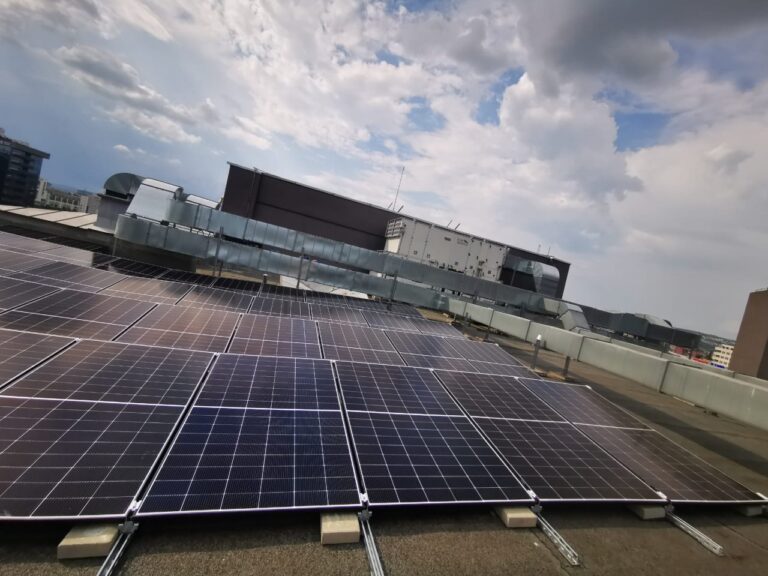 Energie verde pentru Hotel Univers: 160 de panouri fotovoltaice montate