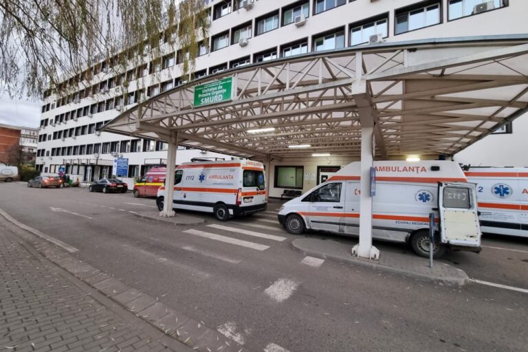 Anchetă la UPU Arad: Paznici acuzați că au ridicat o pacientă de pe un scaun „pentru că era al lor”