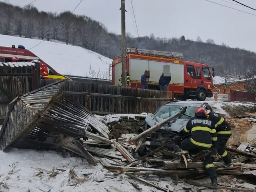 Accident pe DN74, în comuna Bucium: O mașină a rupt un gard și a ajuns într-o curte