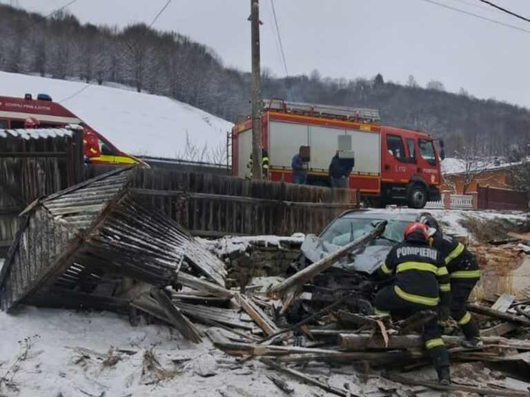 Accident pe DN74, în comuna Bucium: O mașină a rupt un gard și a ajuns într-o curte