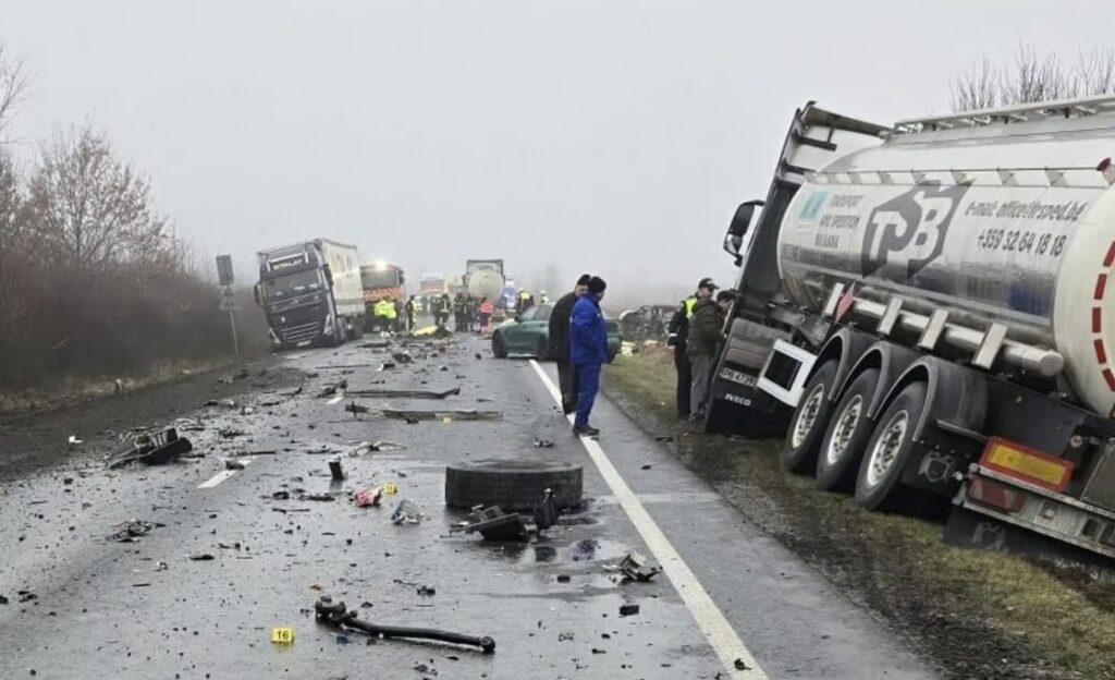 Accident teribil în Timiș pe DN6: șapte persoane și-au pierdut viața după coliziunea dintre un microbuz, o cisternă și un TIR
