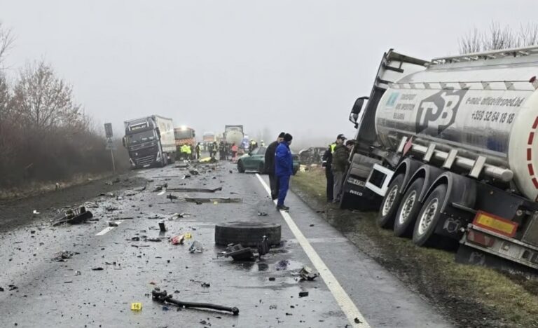 Accident teribil în Timiș pe DN6: șapte persoane și-au pierdut viața după coliziunea dintre un microbuz, o cisternă și un TIR