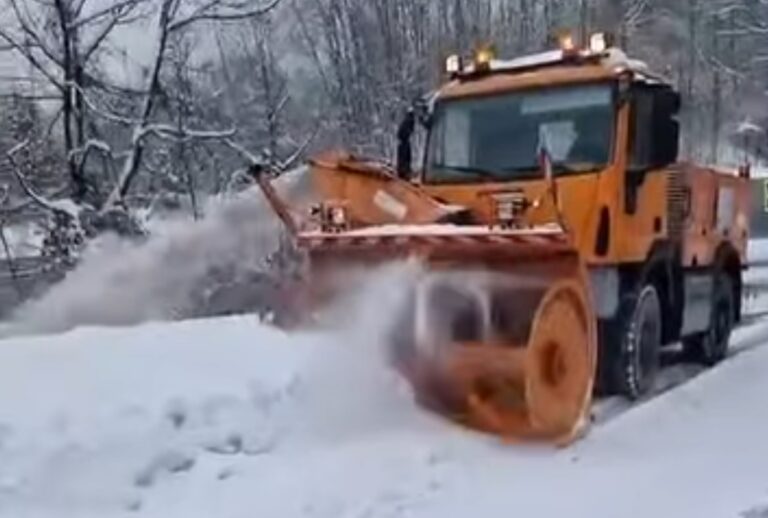 Drumarii au ieșit cu autofreza pe DN 76, județul Bihor, pentru îndepărtarea zăpezii și lărgirea carosabilului