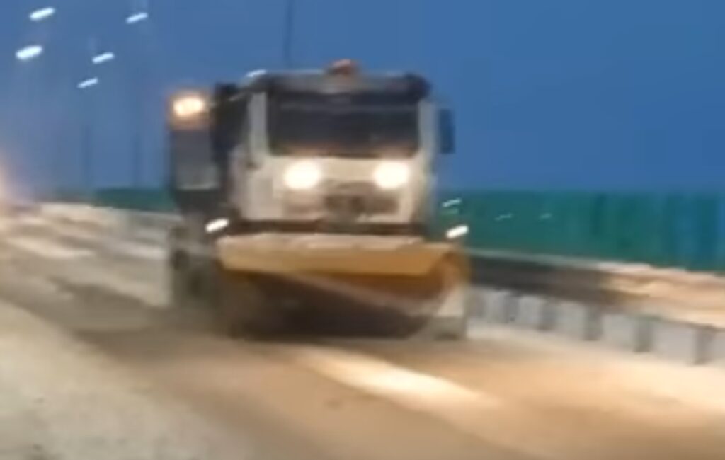 DRDP Cluj: Acționare cu utilaje cu lamă și material antiderapant pentru menținerea carosabilului curat pe A3