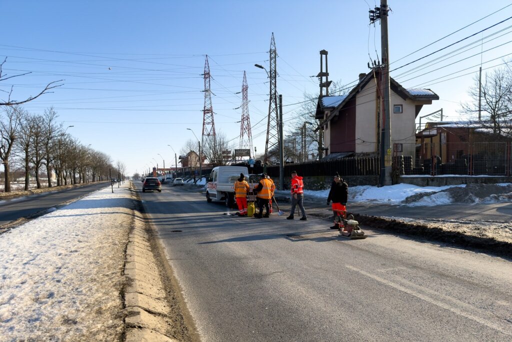 Au început lucrările de reparații provizorii la străzile din Deva afectate de condițiile de iarnă
