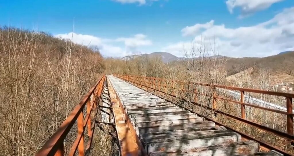 De la mândrie națională la abandon: Cum a dispărut calea ferată Deva-Brad construită cu sacrificii uriașe pentru a traversa Metaliferii spre Țara Aurului