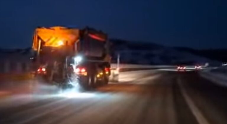 Intervenții pe timpul nopții pe drumurile din administrarea DRDP Cluj: Peste 900 de tone de material antiderapant împrăștiate!