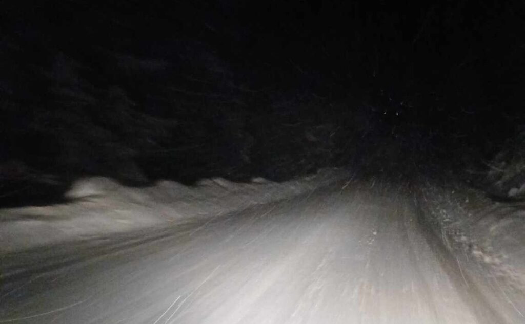 Condiții de iarnă pe DN75, în zona Vârtop–Băița! Carosabil acoperit de zăpadă, ninsoare în desfășurare!