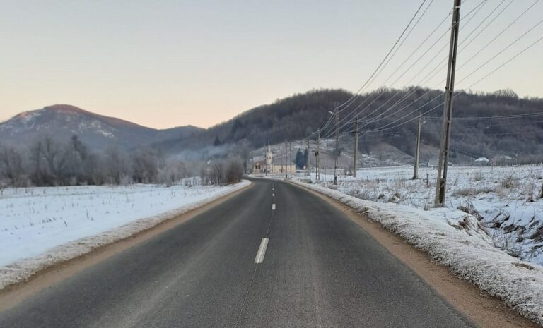 Polei în zori pe drumurile județene din Arad: intervenții pentru prevenirea accidentelor rutiere