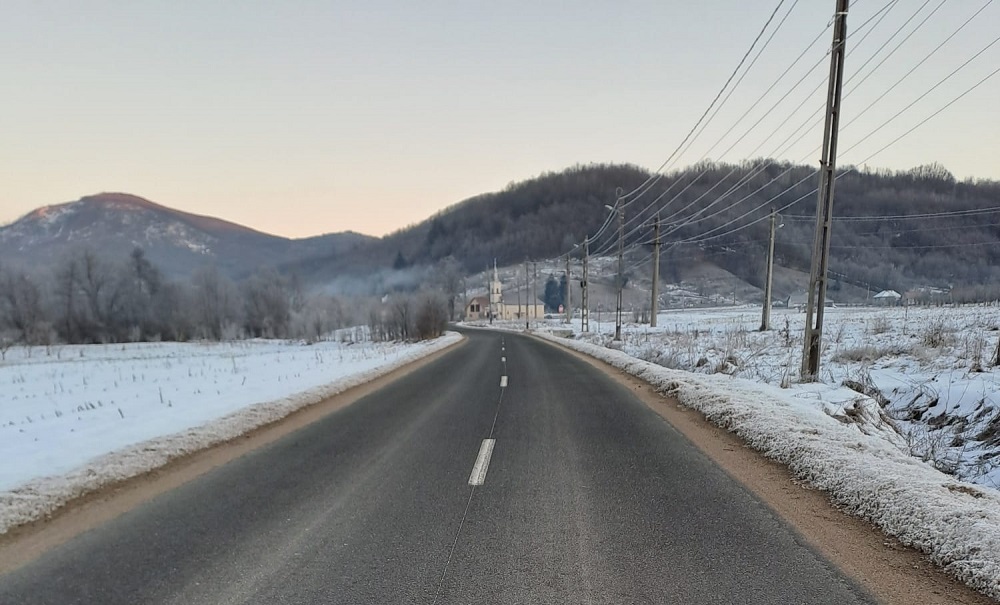 Polei în zori pe drumurile județene din Arad: intervenții pentru prevenirea accidentelor rutiere