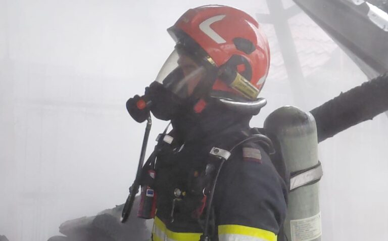 Incendiu în comuna Pomezeu. Pompierii avertizează: atenție la afumătorile improvizate