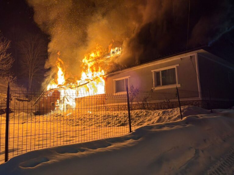 Incendiu puternic la Abrud: o locuință și o anexă cuprinse de flăcări!