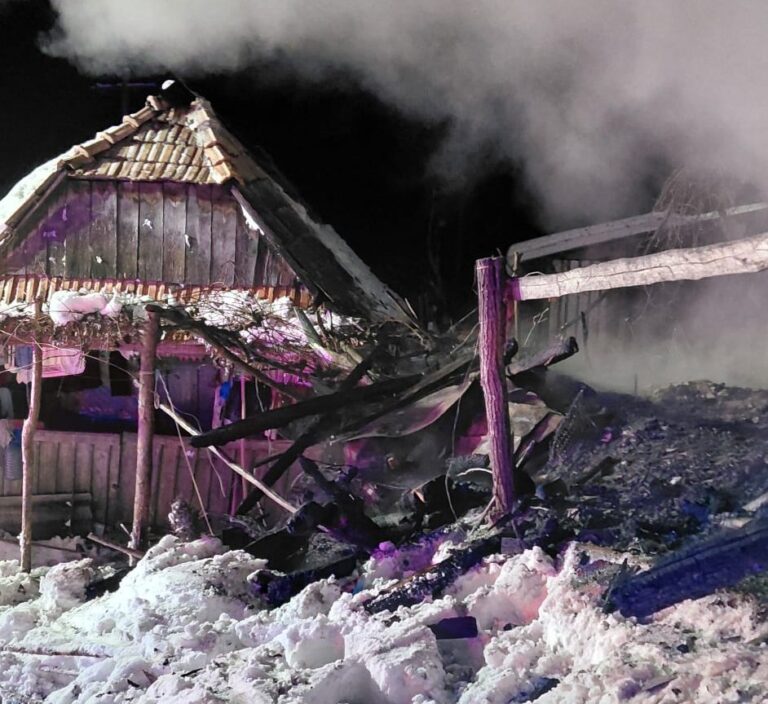 Casă cuprinsă de flăcări în Poșaga, în toiul nopții. Pompierii au evacuat butelii și au evitat o tragedie
