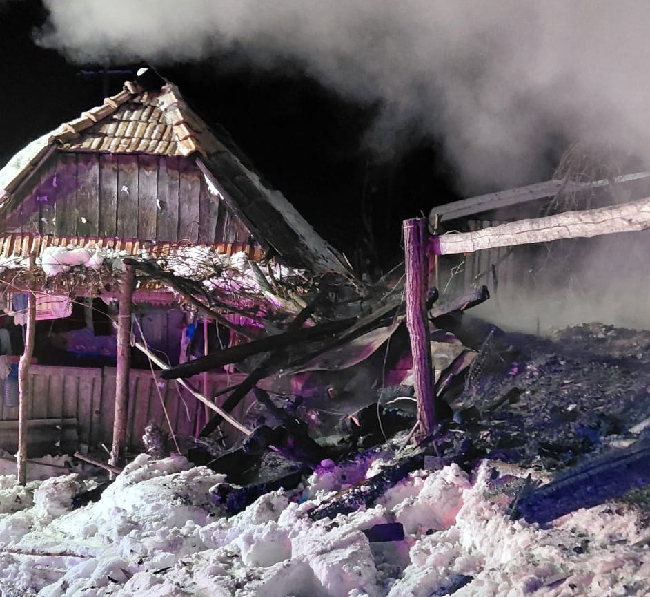 Casă cuprinsă de flăcări în Poșaga, în toiul nopții. Pompierii au evacuat butelii și au evitat o tragedie