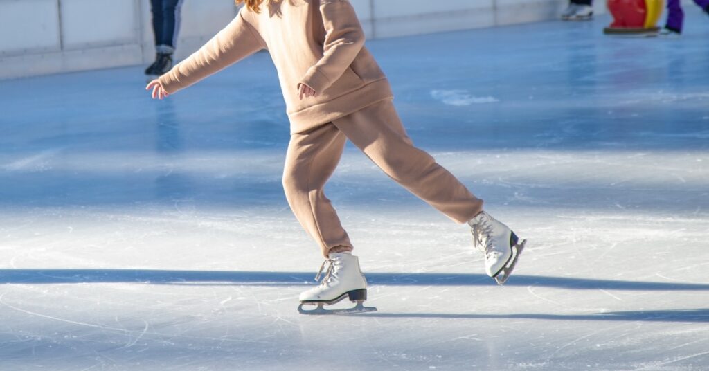 Programul patinoarului din Aiud a fost prelungit: Până când se pot bucura copiii și tinerii de gheață?