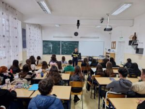 160 de elevi din Deva, avertizați asupra pericolelor traficului de persoane: Pedepse mai dure pentru abuzurile sexuale asupra minorilor și materialele generate cu AI