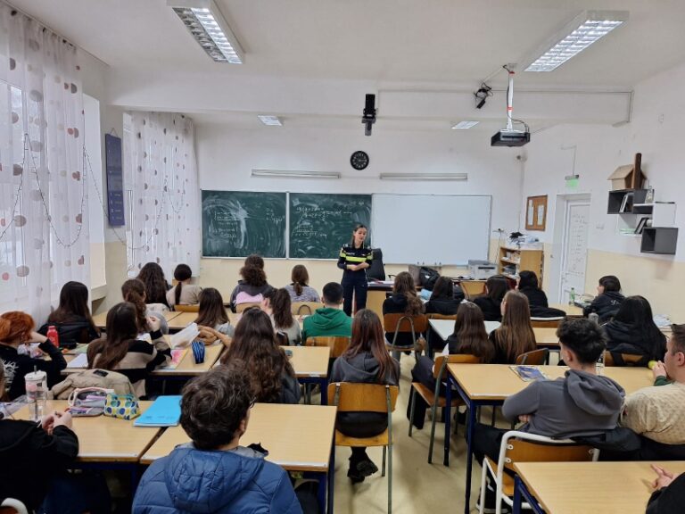 Peste 400 de elevi implicați în acțiuni educativ-preventive desfășurate de polițiști și jandarmi la Orăștie